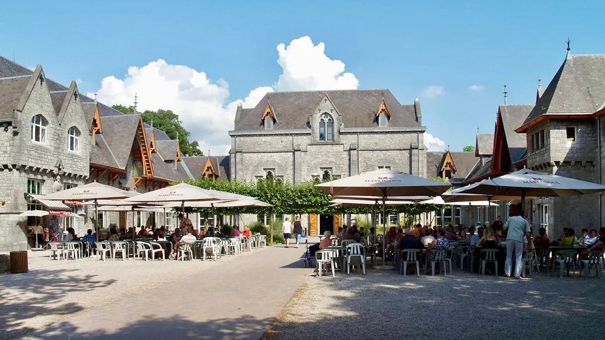 Neugotische Architektur der Abtei Maredsous