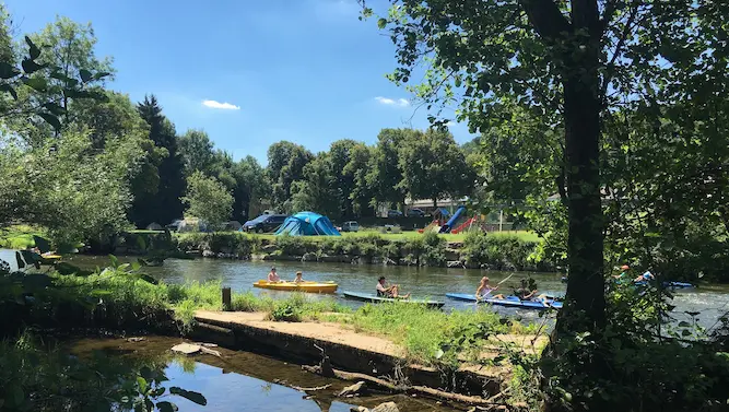 Kayak sur la Lesse avec falaises calcaires en arrière-plan