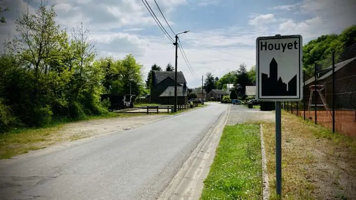 Piste cyclable RAVeL longeant la Lesse