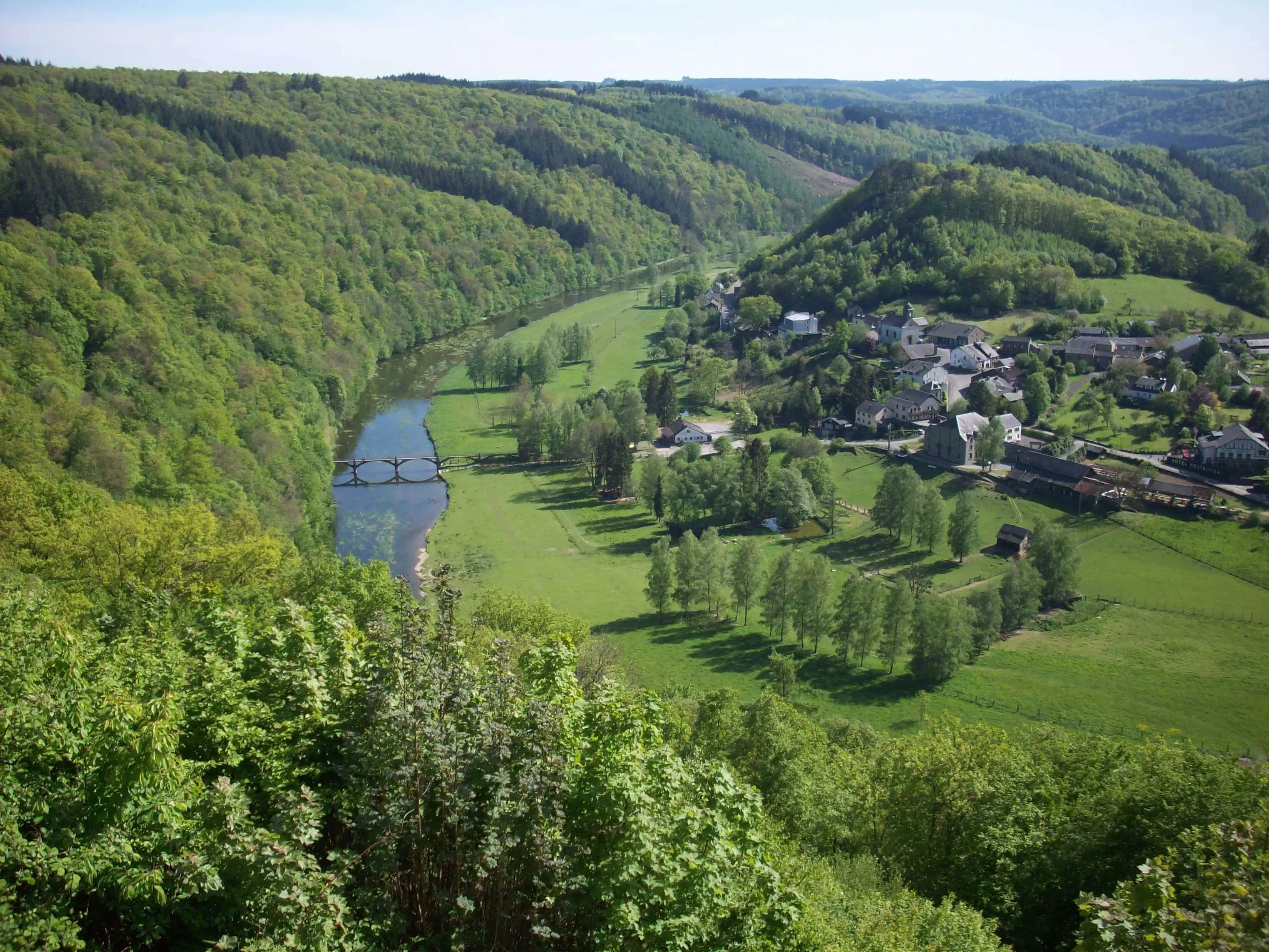 Campingplatz am Ufer der Semois in Bouillon, Ardennen, Belgien — Zelte unter Eichenwäldern
