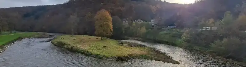 Stellplätze Blaue Zone – direkter Blick auf die Semois vom Campingplatz Poupehan