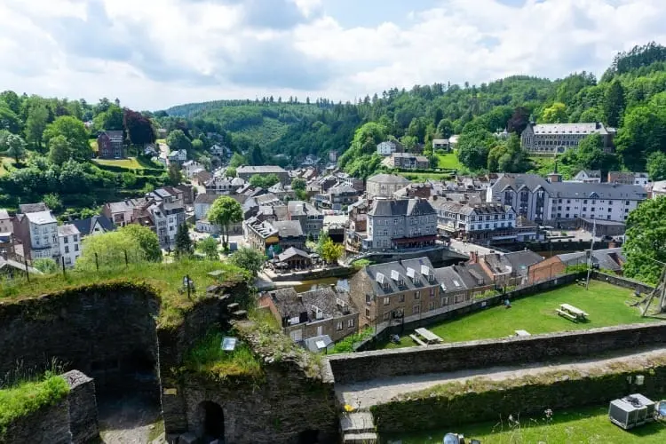 Panoramablick auf La Roche-en-Ardenne und ihre Burg