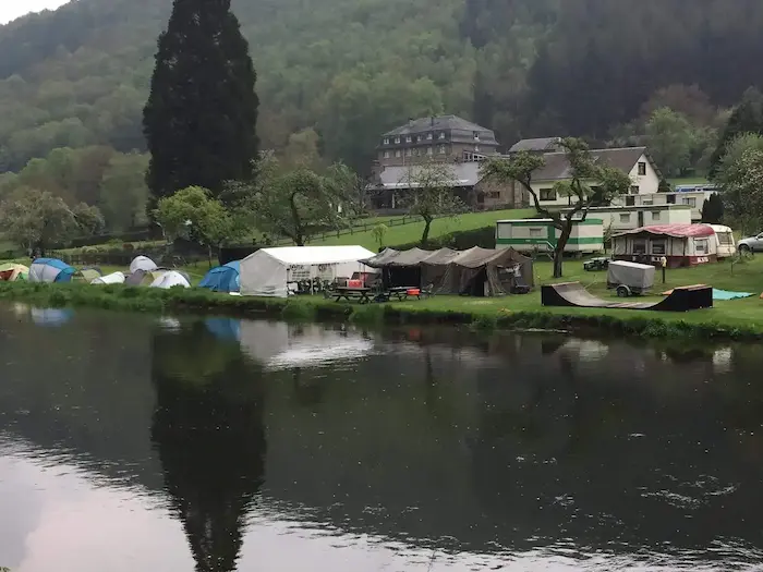 Zelt am Fluss Semois in den Ardennen