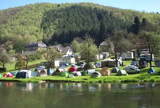 Sonnenuntergang über der Semois von einem Campingplatz aus