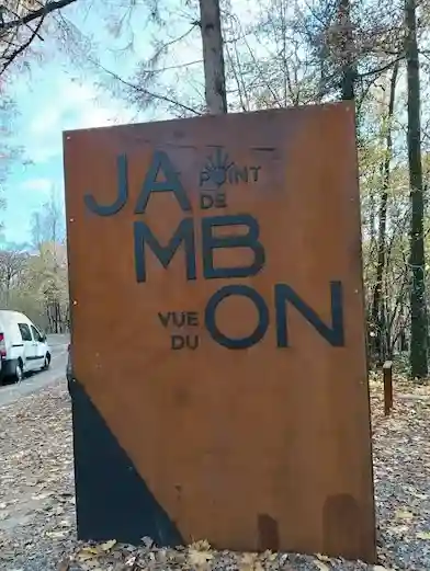 Symbolträchtiges Panorama am Aussichtspunkt Jambon de la Semois in Membre