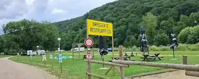 Tents and caravans at the Ardennes campsite – unspoiled nature by the river