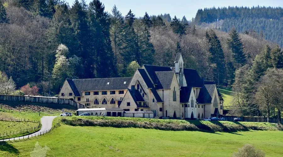 Äußerer Kreuzgang der Abtei Cordemois – zeitgenössische Fresken (Jan Huet, Marcel Laforêt)