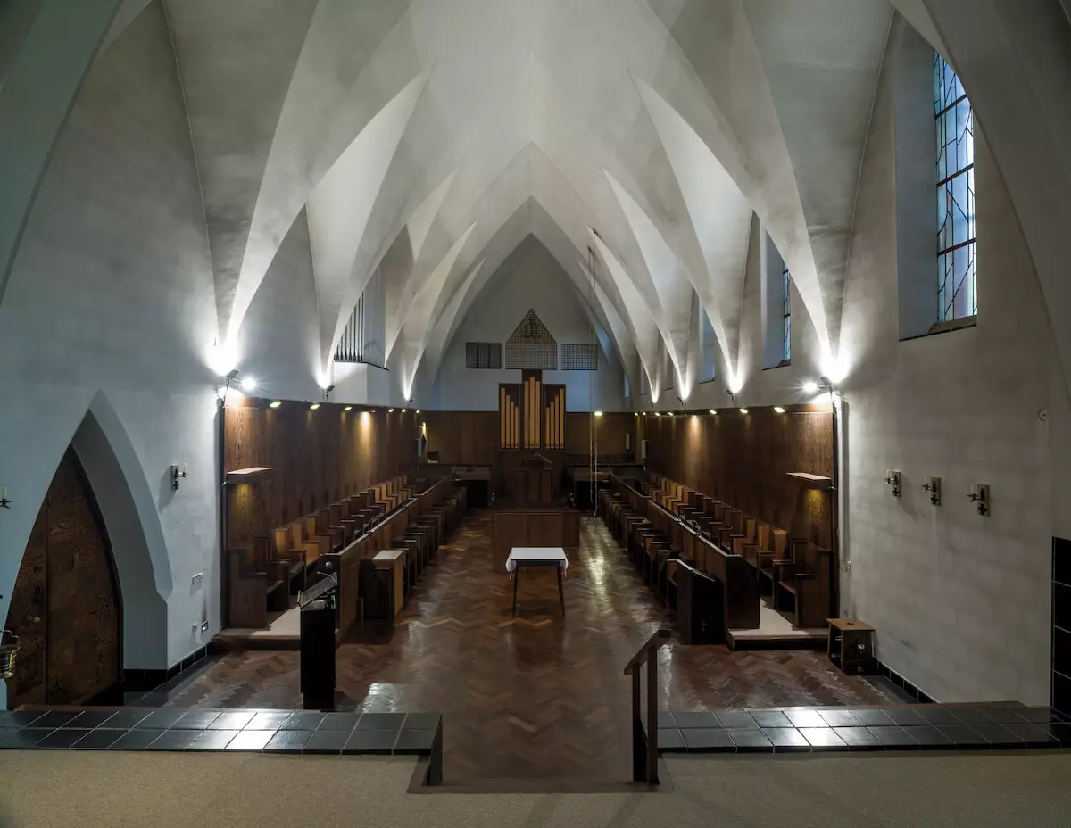 Abteikirche Cordemois – Buntglasfenster von Géo De Vlamynck (1933) und Yoors