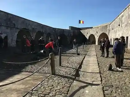 Luftaufnahme der Zitadelle und der Stiftskirche Notre-Dame von der Maas aus