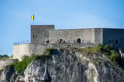 Halbkreisförmige Bastionen, ausgerichtet auf den gefährdeten Punkt im Südosten