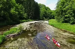 Familienkajak auf der Semois – Fluss der Klasse I ohne Stromschnellen