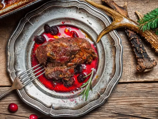 Rosa gebratenes Hirschkuhfilet mit Preiselbeersauce und herbstlicher Beilage aus dem Semois-Tal