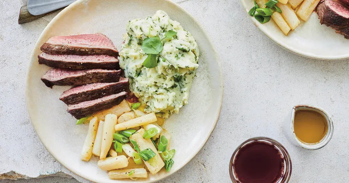 Gastronomisches Anrichten von Ardenner Wildbret: Hirschmedaillons, Poivrade-Sauce und Saisongemüse aus dem Semois-Terroir