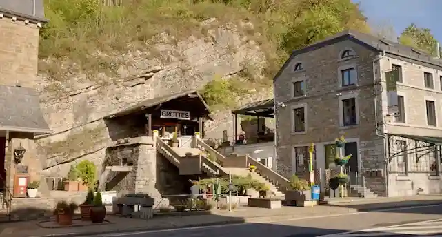 Village de Han-sur-Lesse – architecture calcaire famennoise, fermes tripartites XIXe siècle