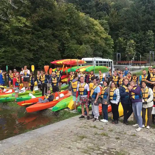 Famille préparant le kayak