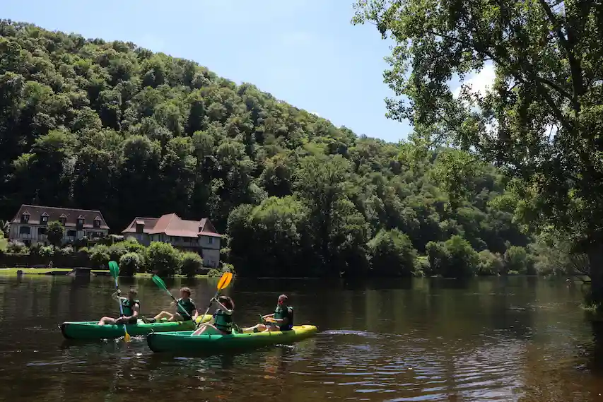 Enfants kayakant sur la Semois