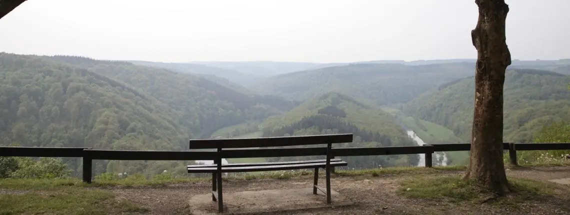 Wandelaars op de paden van het Nationaal Park van de Semois – Belgische Ardennen