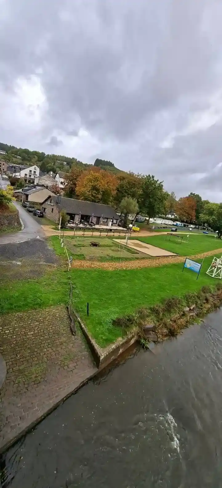 Camping Bouillon aan de Semois – oever ter hoogte van de kampeerplaatsen