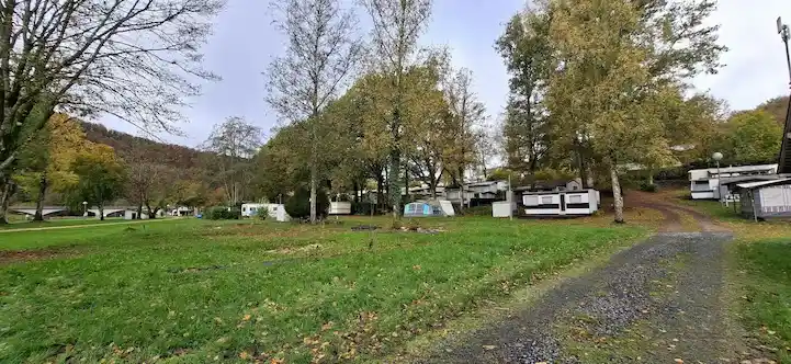 Panoramisch herfstzicht camping Semois – Belgische Ardennen