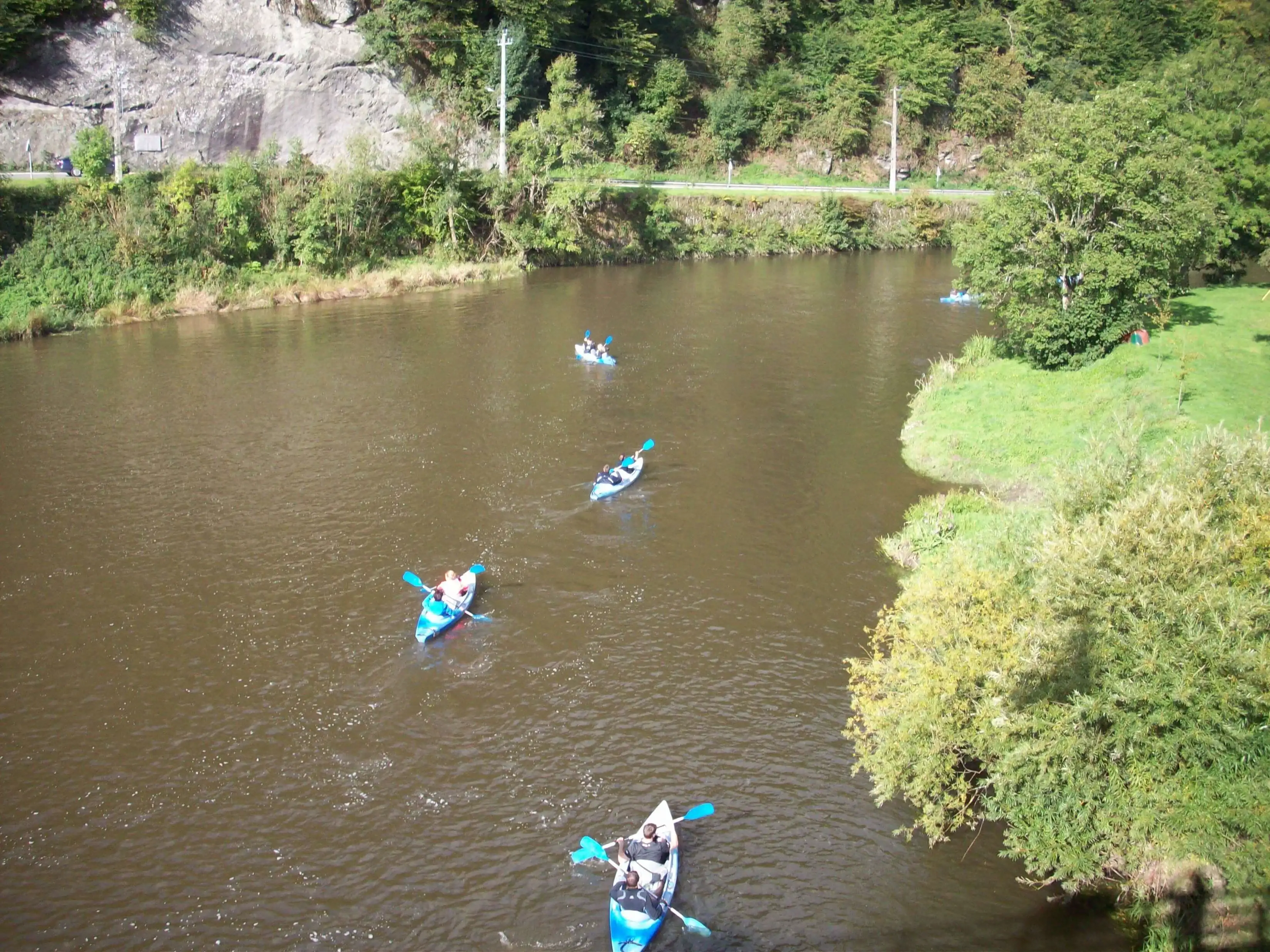 Différents types de kayaks alignés