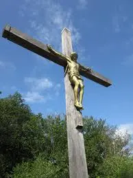 Le monument de la Croix de Bohan dominant la vallée