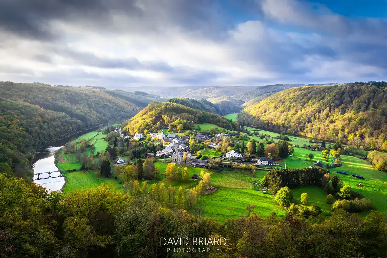 Vue spectaculaire sur la boucle de Frahan autour de bouillon