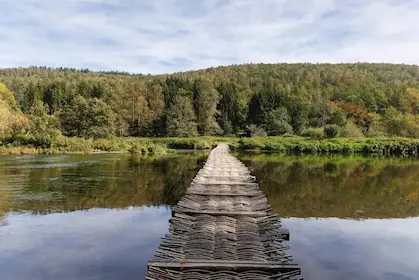 De vlechtwerkbrug gezien vanaf de oever aan de kant van Chairière