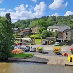 Navigation paisible entre collines