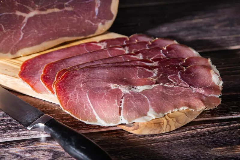 Charcuteries ardennaises sur planche de bois