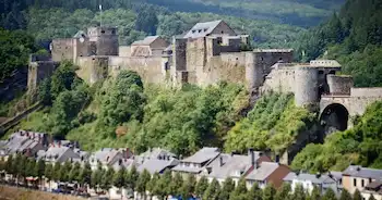 Panoramisch uitzicht op het Kasteel van Bouillon boven de Semois