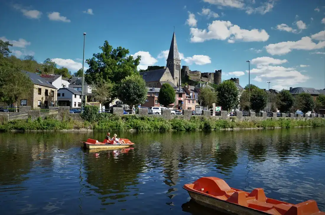 Panoramisch zicht op La Roche-en-Ardenne en zijn kasteel