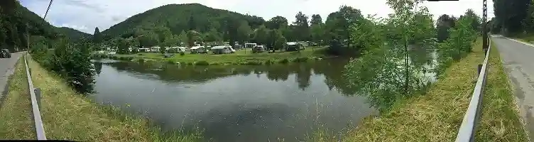 Camping aan de oever van de Semois in de Ardennen