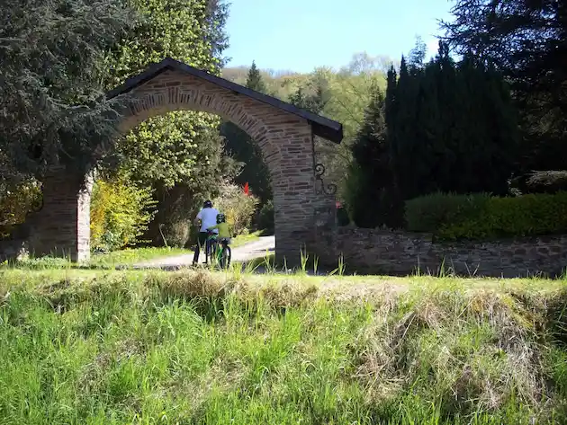 Camping aan het water met kajaks