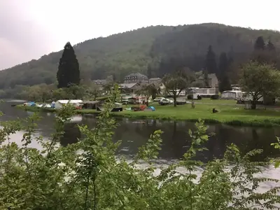 Camping Semois Au Petit Ben Gneur aan de waterkant
