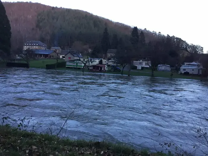 Caravan en motorhome op een Ardense camping