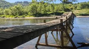 Passerelle de Kelhan vom Semois-Ufer in Bohan aus gesehen